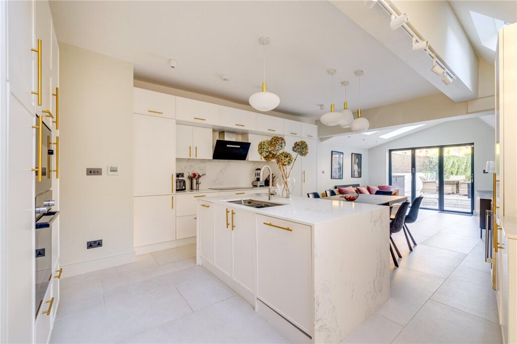 4 bed Mid Terraced House for rent in London. From Winkworth - Fulham