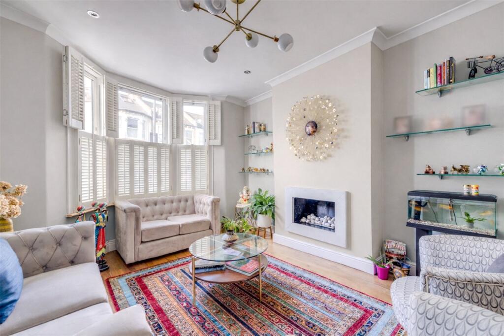 5 bed Mid Terraced House for rent in London. From Winkworth - Fulham