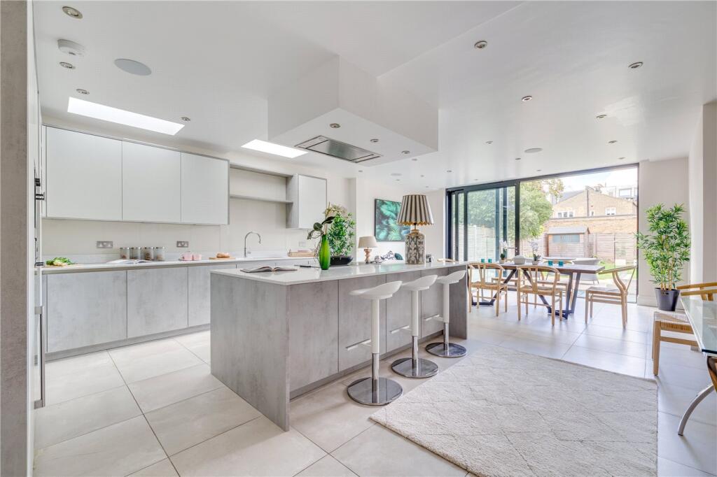 6 bed Mid Terraced House for rent in London. From Winkworth - Fulham