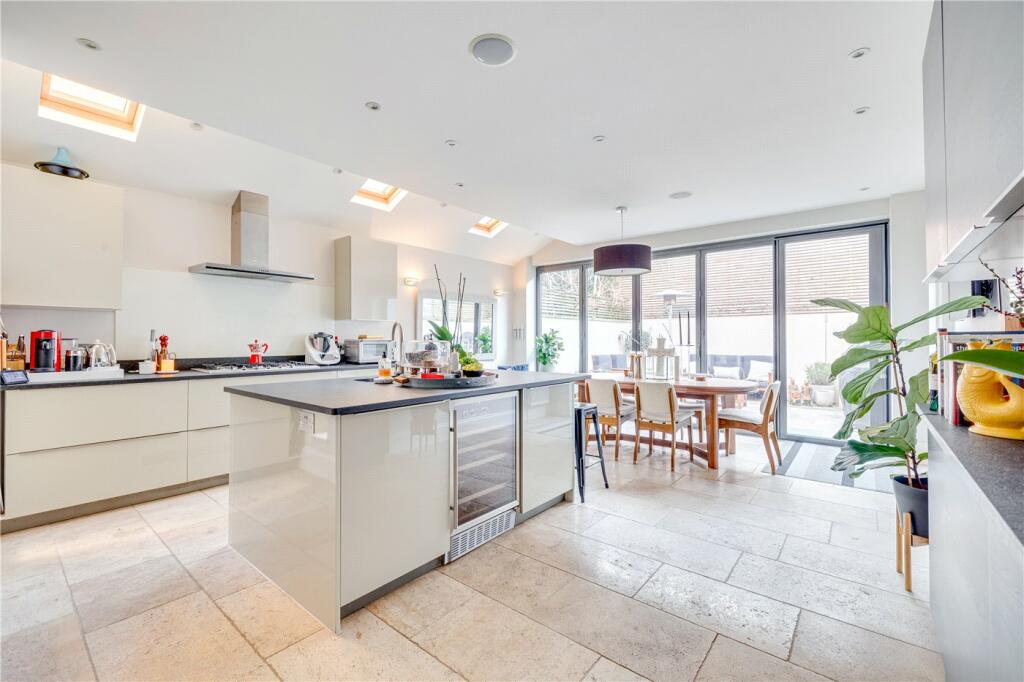 6 bed Mid Terraced House for rent in London. From Winkworth - Fulham