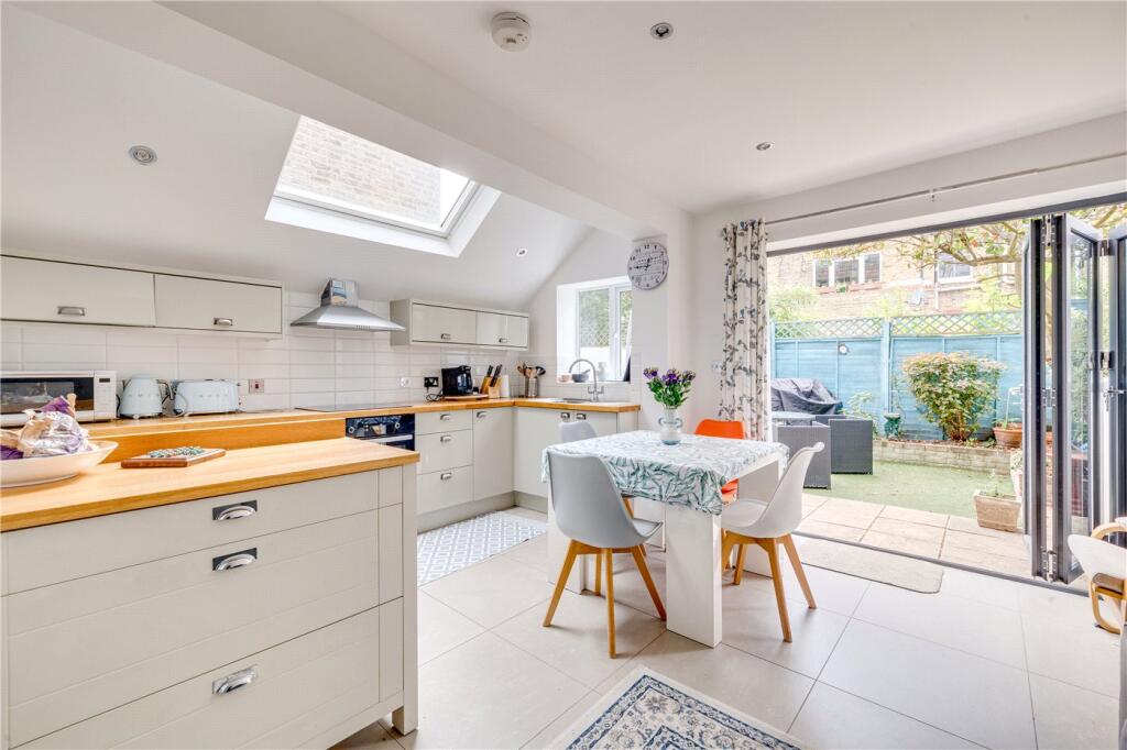 2 bed Apartment for rent in London. From Winkworth - Fulham