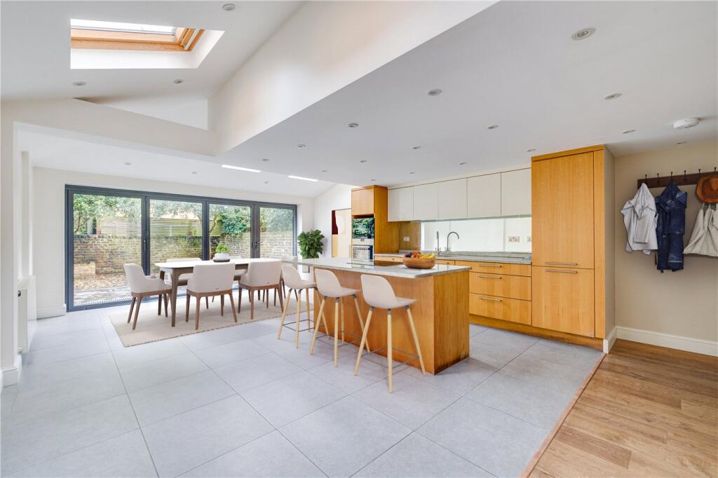6 bed Mid Terraced House for rent in Fulham. From Winkworth - Fulham