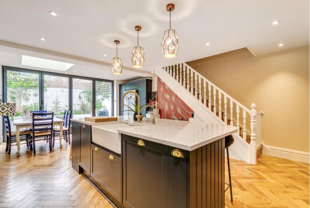 5 bed Mid Terraced House for rent in London. From Winkworth - Fulham
