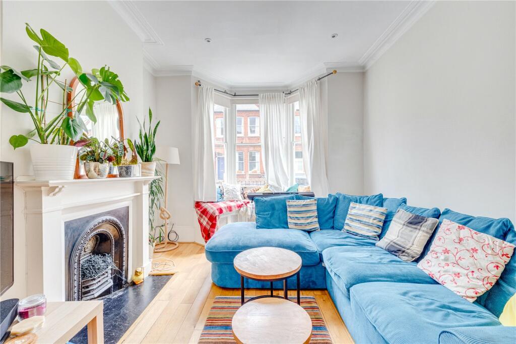 4 bed Mid Terraced House for rent in Hammersmith. From Winkworth - Fulham