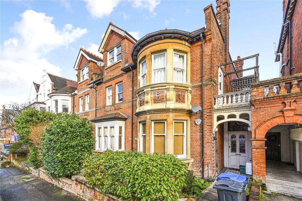2 bed Apartment for rent in Surbiton. From Rochills Ltd - Walton-On-Thames