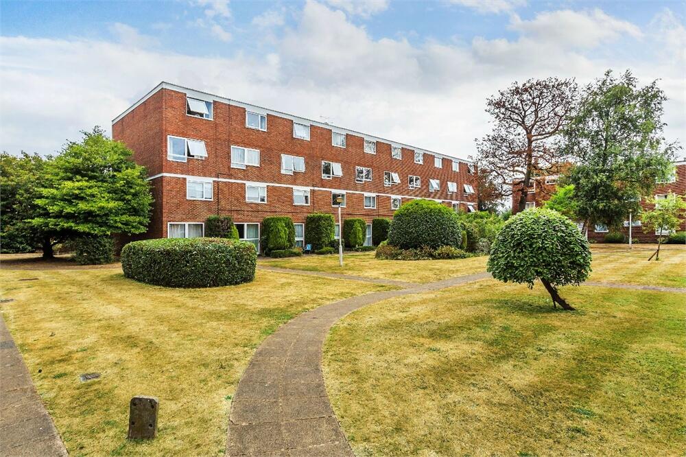 2 bed Apartment for rent in Walton-on-Thames. From Rochills Ltd - Walton-On-Thames