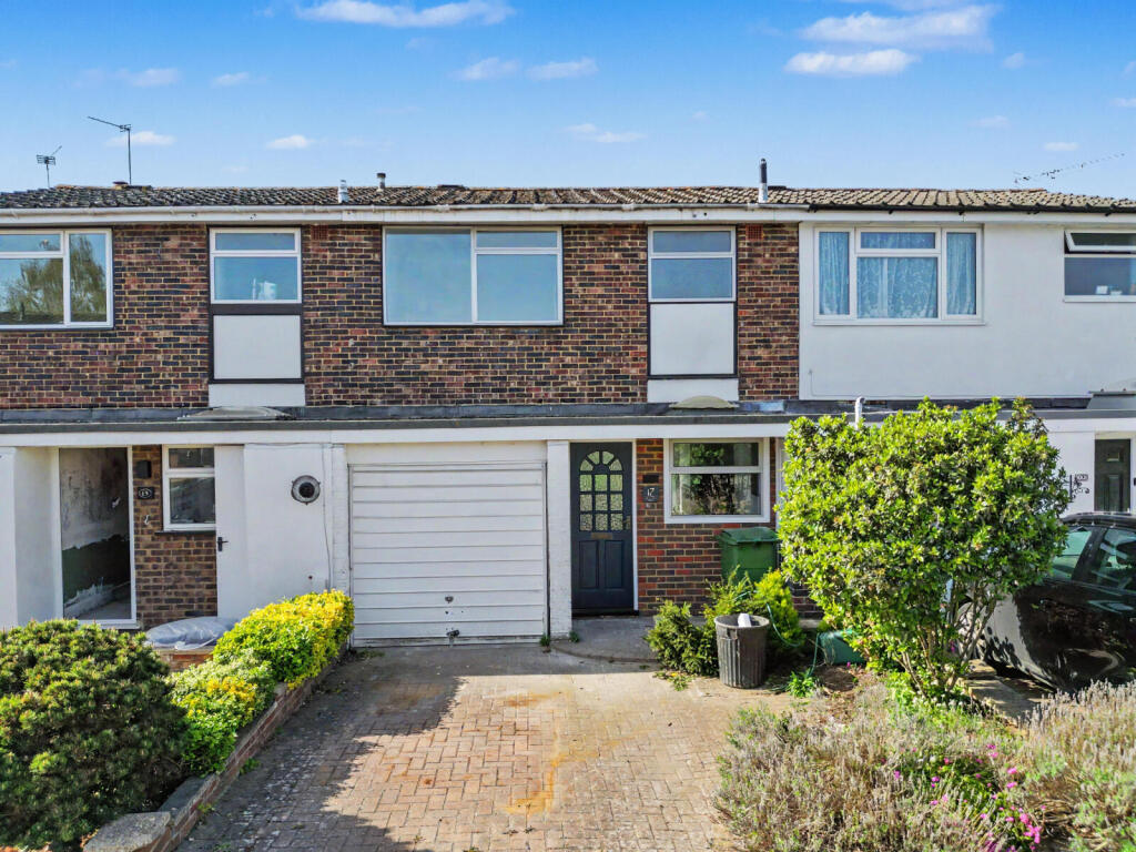3 bed Mid Terraced House for rent in Walton-on-Thames. From Rochills Ltd - Walton-On-Thames