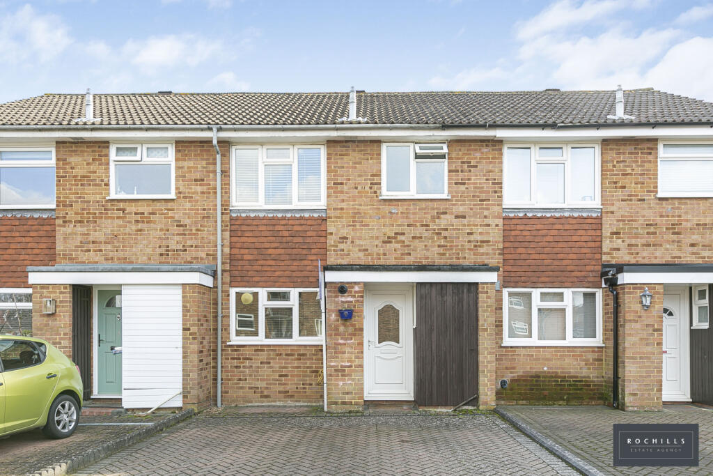 3 bed Mid Terraced House for rent in Walton-on-Thames. From Rochills Ltd - Walton-On-Thames