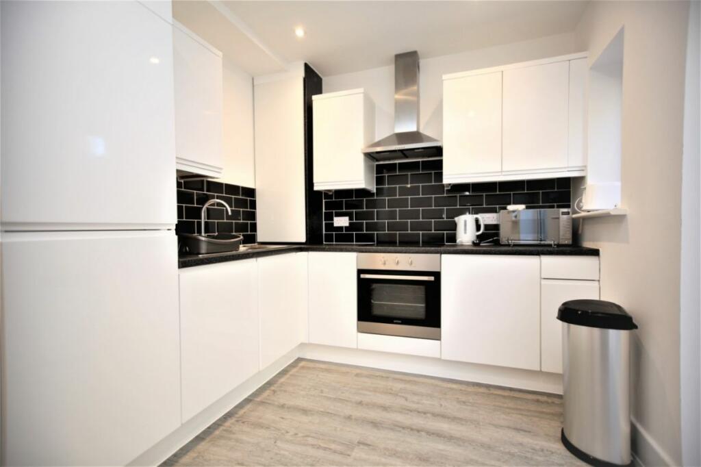 5 bed Semi-Detached House for rent in Hendon. From S H Properties Hendon