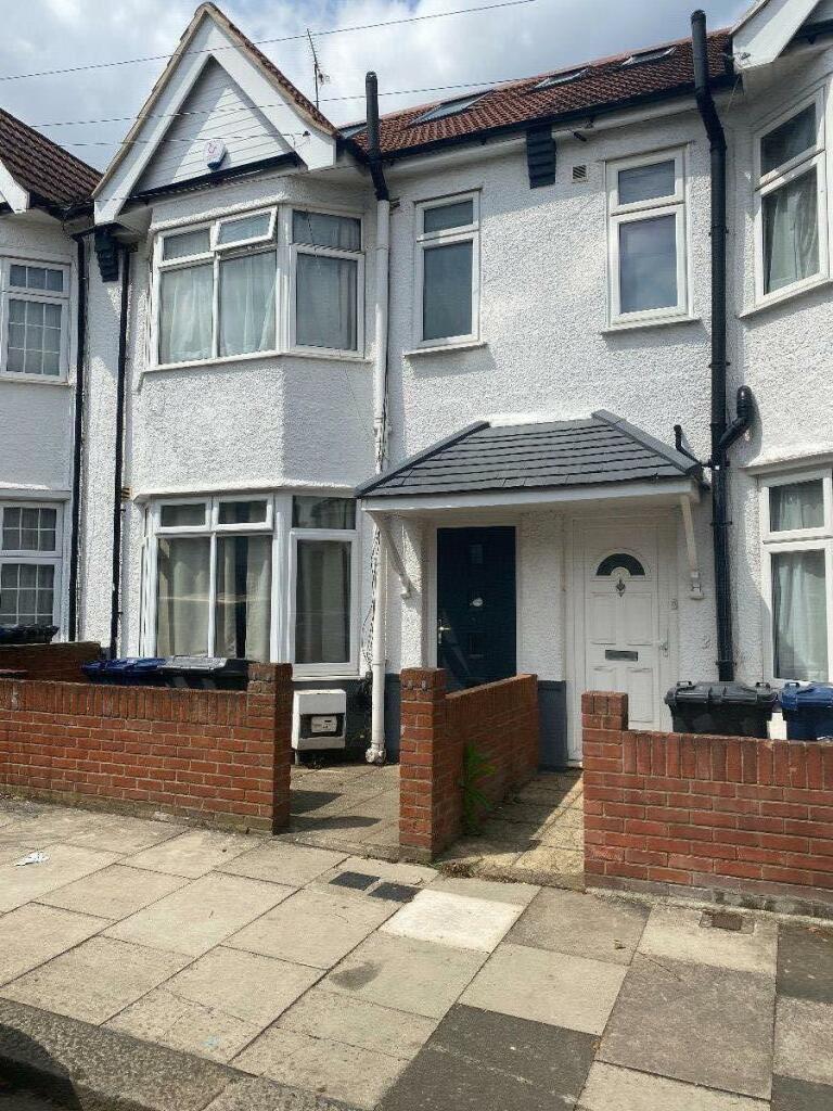 5 bed Mid Terraced House for rent in London. From S H Properties Hendon