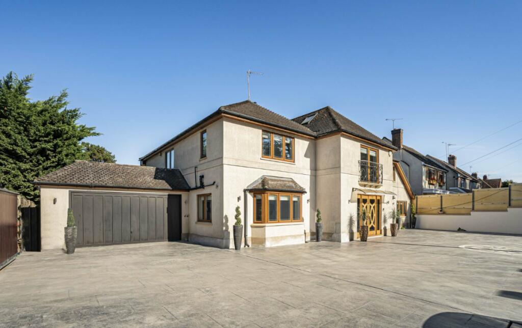 6 bed Detached for rent in Hoddesdon. From S H Properties Hendon 6 bed Detached for rent in Hoddesdon. From S H Properties Hendon