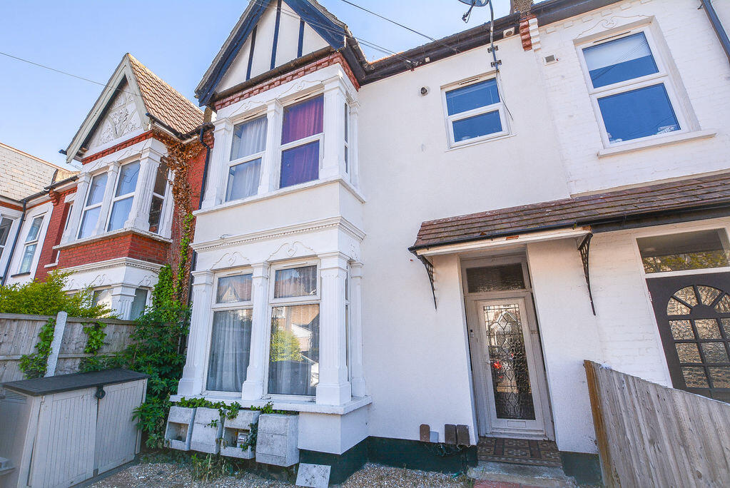 3 bed 1st Floor Flat for rent in Southend-on-Sea. From Belle Vue Property Services - Southend-on-sea