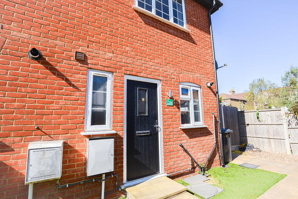 2 bed End of Terrace for rent in Southend-on-Sea. From Belle Vue Property Services - Southend-on-sea