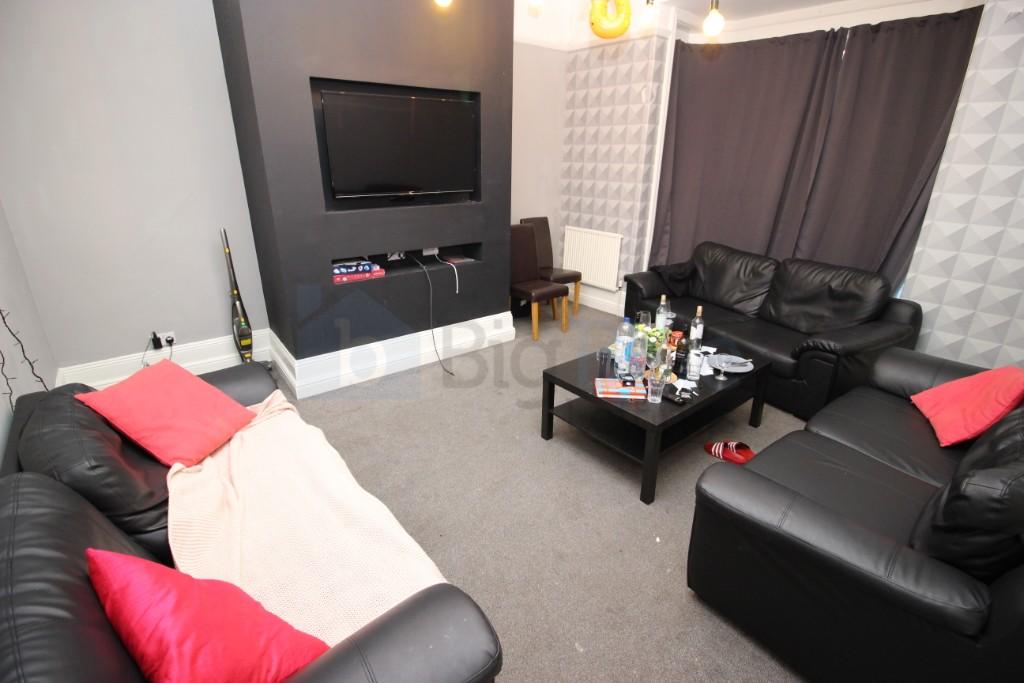 11 bed Mid Terraced House for rent in Leeds. From Big Blue Lettings - Leeds