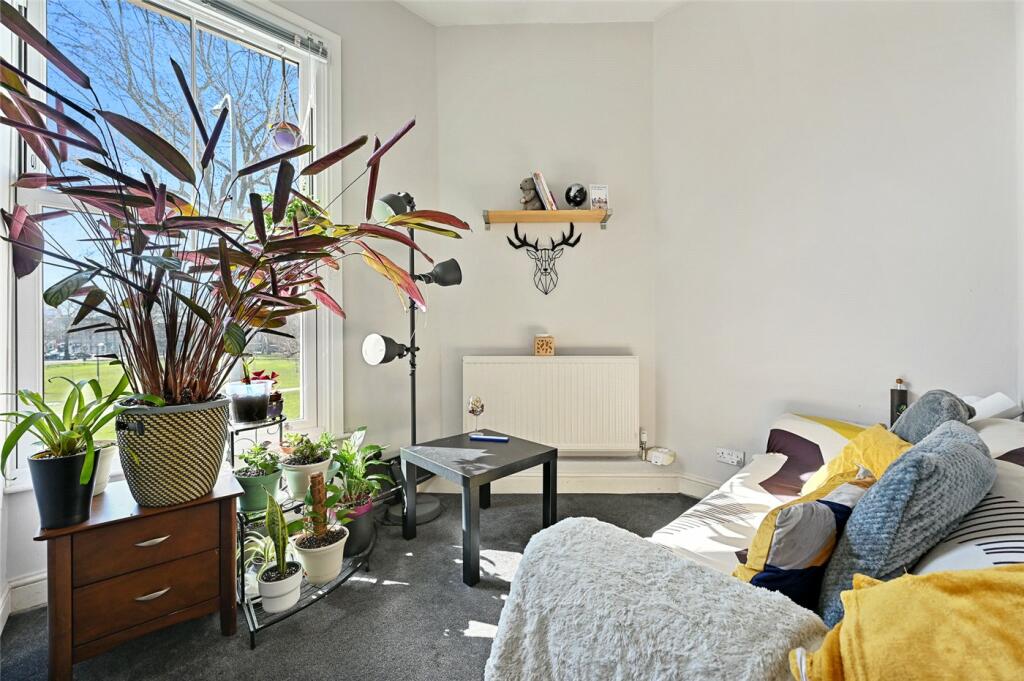 3 bed Apartment for rent in London. From Winkworth - Shepherds Bush