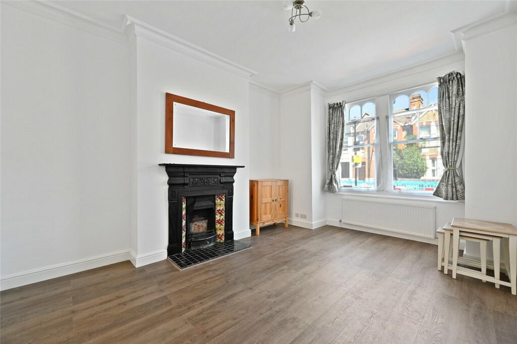 3 bed Mid Terraced House for rent in Hammersmith. From Winkworth - Shepherds Bush