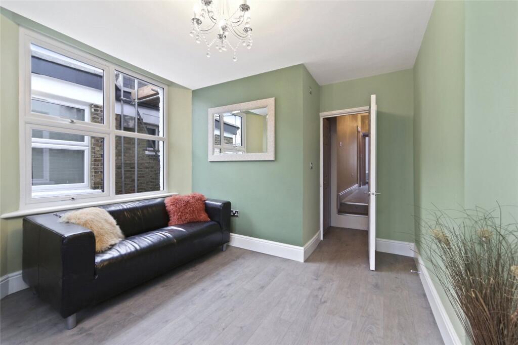 3 bed Apartment for rent in London. From Winkworth - Shepherds Bush