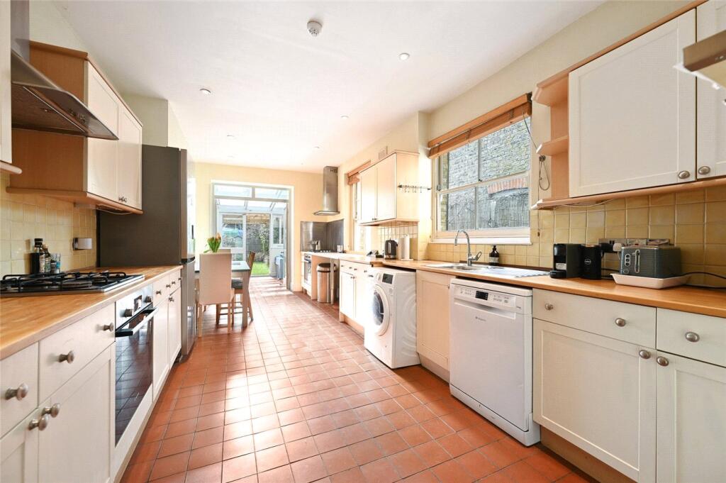4 bed Mid Terraced House for rent in London. From Winkworth - Shepherds Bush
