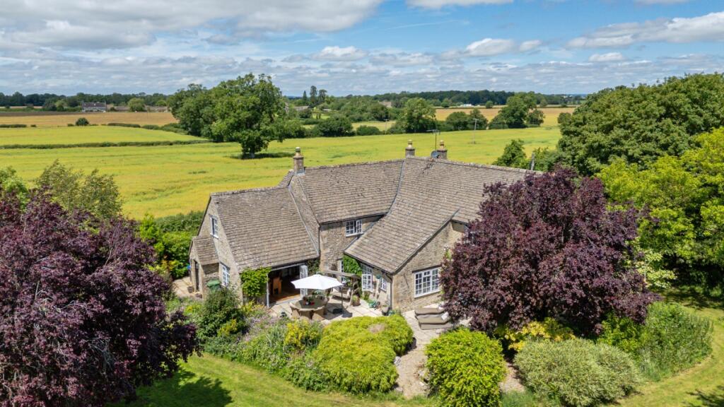 4 bed Detached for rent in Upper Castle Combe. From Hamptons - Bath 4 bed Detached for rent in Upper Castle Combe. From Hamptons - Bath