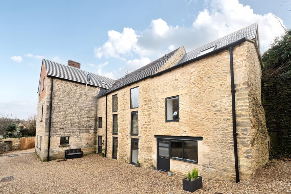 2 bed 1st Floor Flat for rent in Nailsworth. From Hamptons - Cheltenham