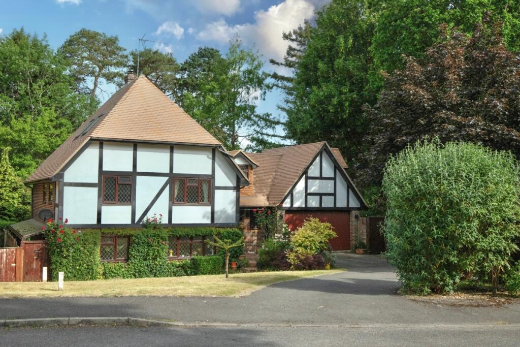 5 bed Detached for rent in Boundstone. From Hamptons - Farnham 5 bed Detached for rent in Boundstone. From Hamptons - Farnham
