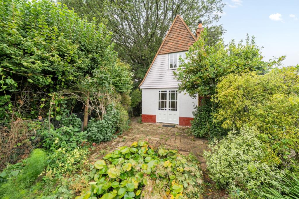 1 bed Cottage for rent in Bix. From Hamptons - Henley-on-Thames 1 bed Cottage for rent in Bix. From Hamptons - Henley-on-Thames