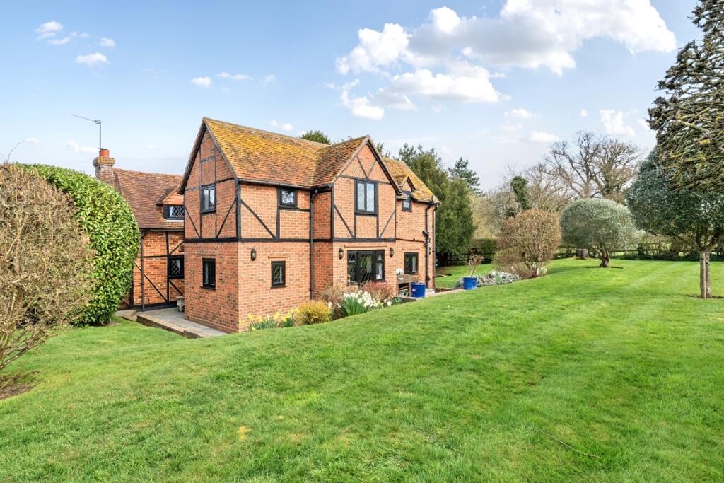 3 bed Cottage for rent in Paley Street. From Hamptons - Maidenhead