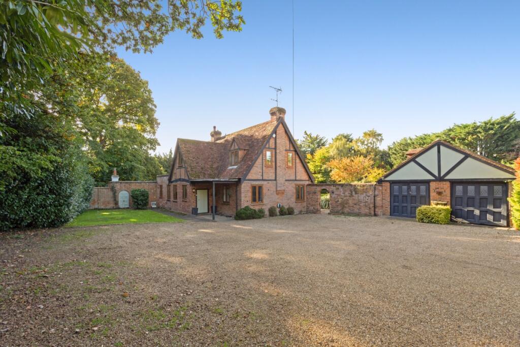 4 bed Detached for rent in Burchett's Green. From Hamptons - Maidenhead 4 bed Detached for rent in Burchett's Green. From Hamptons - Maidenhead