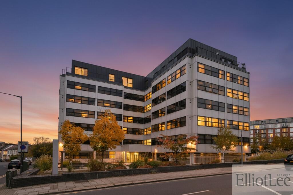 3 bed Penthouse for rent in Harrow. From ElliotLee - Rayners Lane