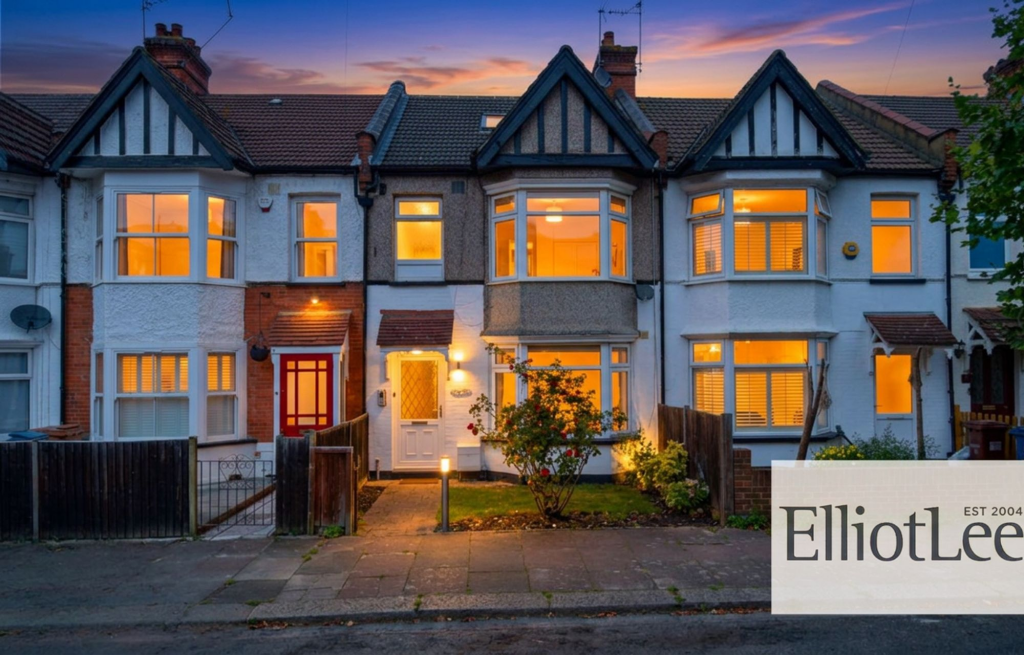 2 bed 1st Floor Flat for rent in Harrow. From ElliotLee - Rayners Lane