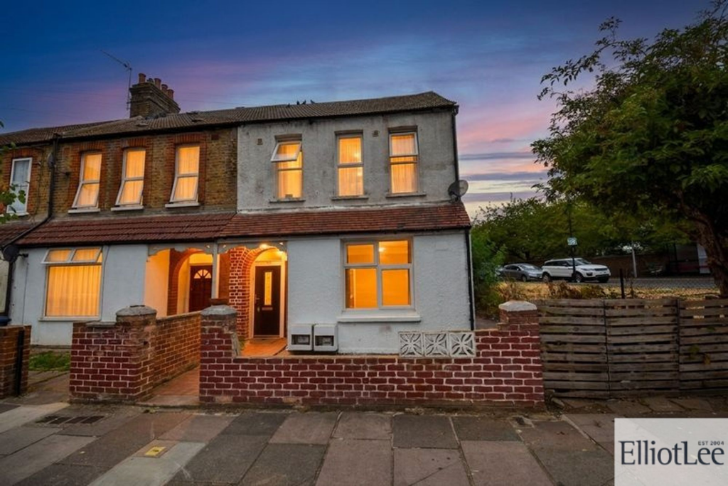 3 bed 1st Floor Flat for rent in Southall. From ElliotLee - Rayners Lane