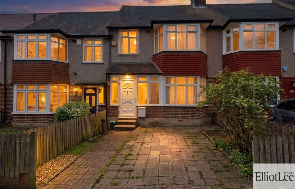 4 bed Mid Terraced House for rent in Greenford. From ElliotLee - Rayners Lane