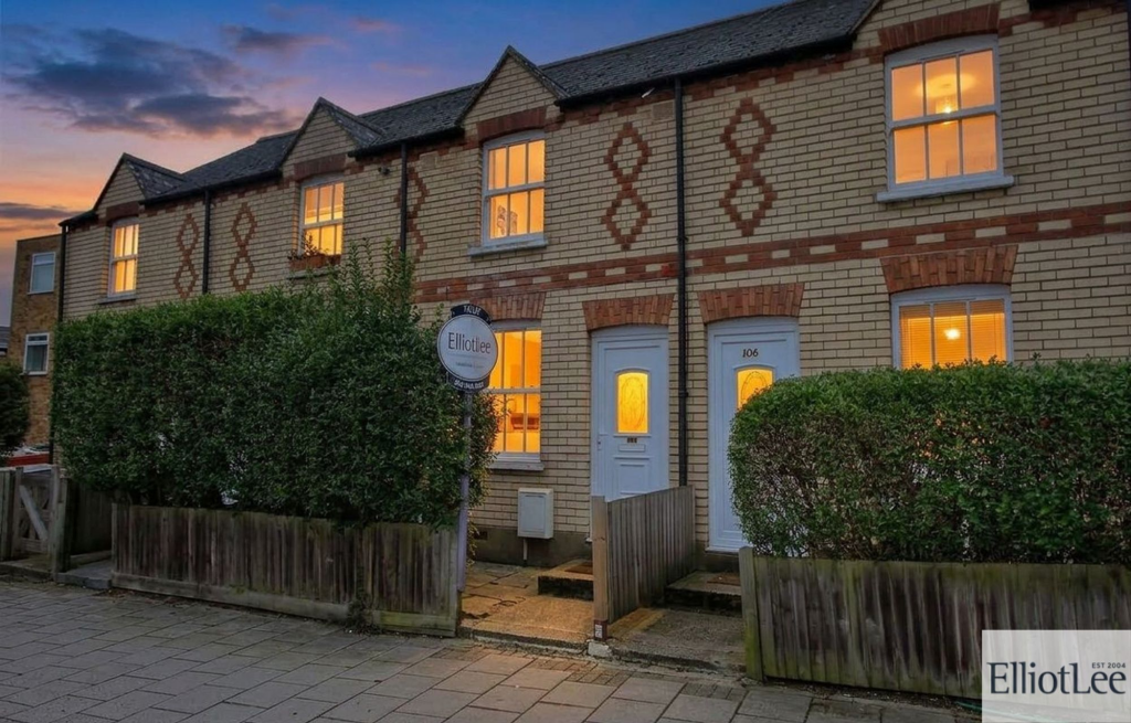 2 bed Mid Terraced House for rent in Harrow. From ElliotLee - Rayners Lane 2 bed Mid Terraced House for rent in Harrow. From ElliotLee - Rayners Lane