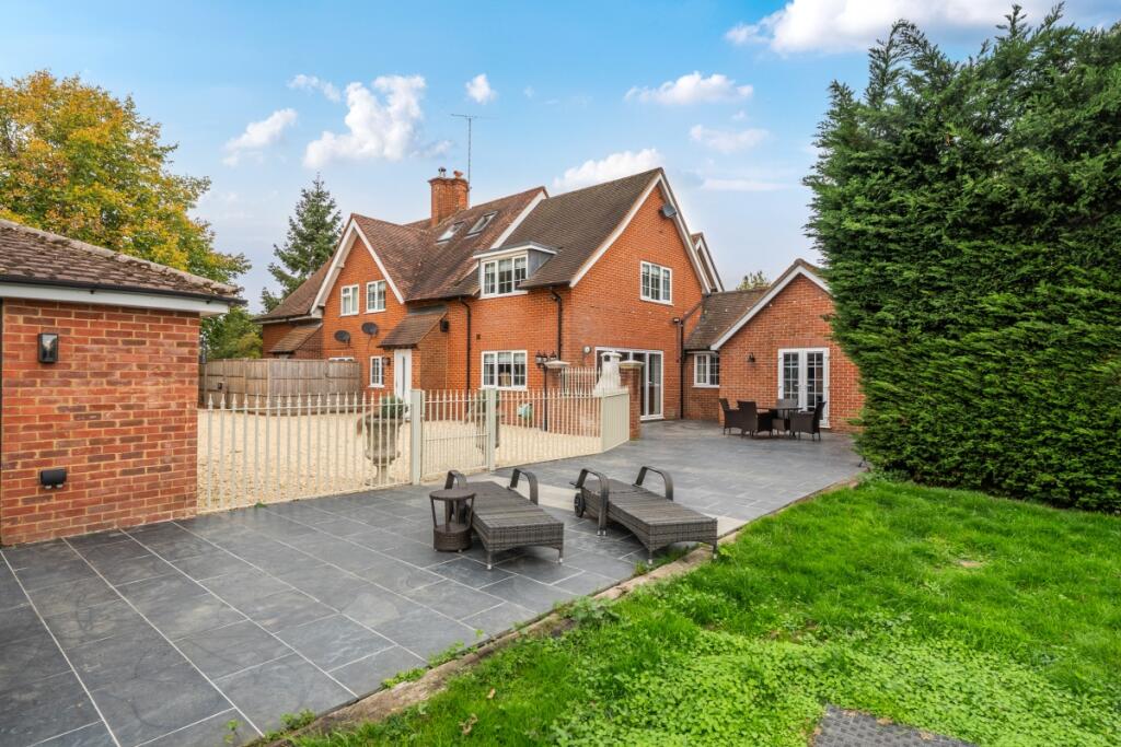 5 bed Detached for rent in Church End. From Hamptons - Newbury 5 bed Detached for rent in Church End. From Hamptons - Newbury