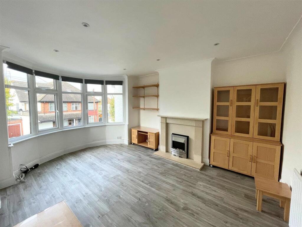 3 bed 1st Floor Flat for rent in London. From Finchleys - Finchley