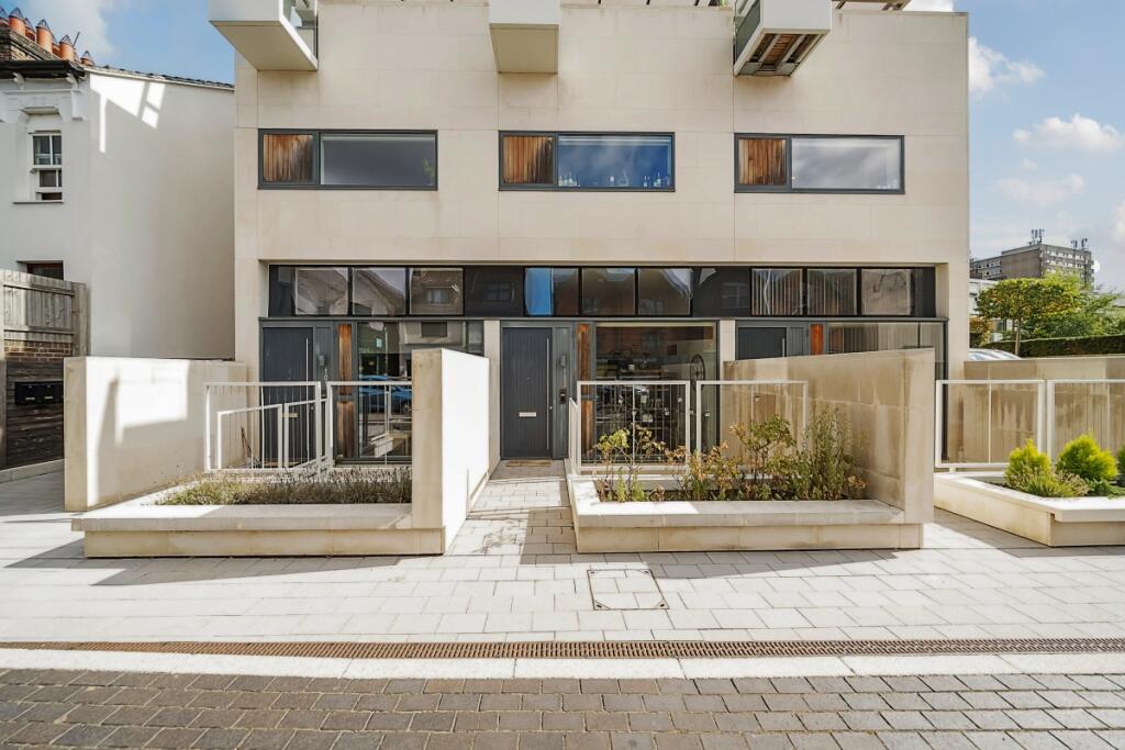 2 bed Duplex for rent in St Albans. From Hamptons - St Albans