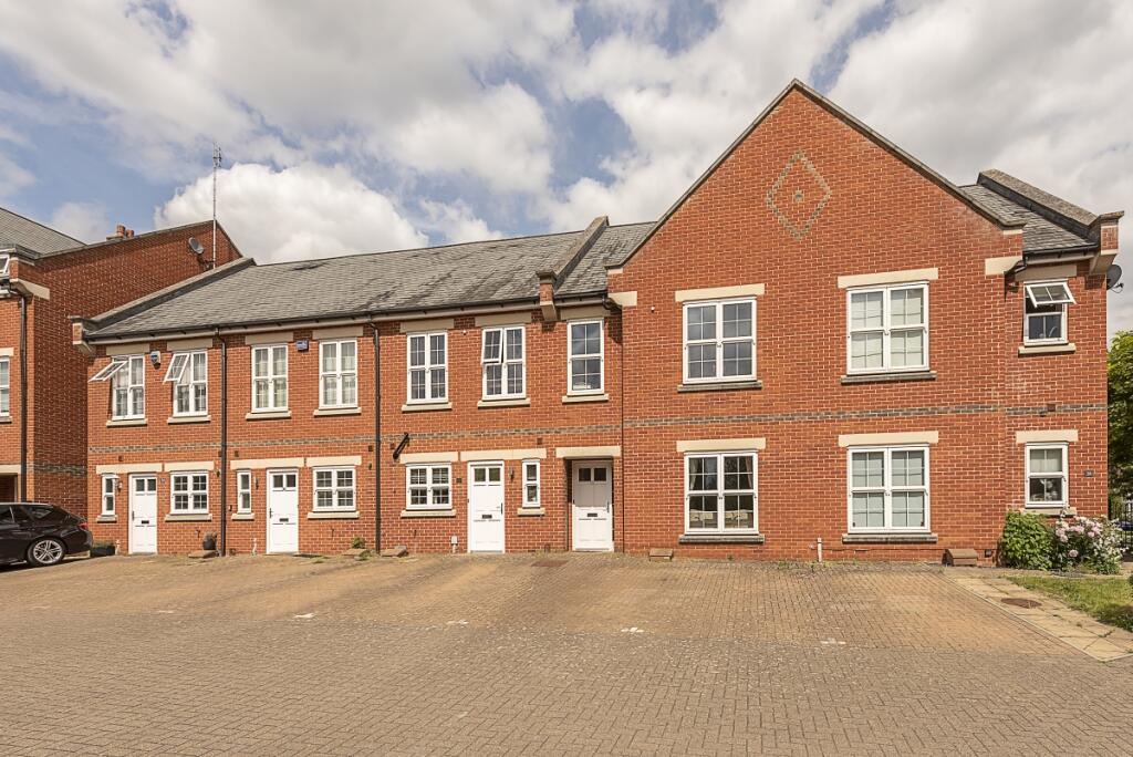 3 bed Mid Terraced House for rent in Frogmore. From Hamptons - St Albans
