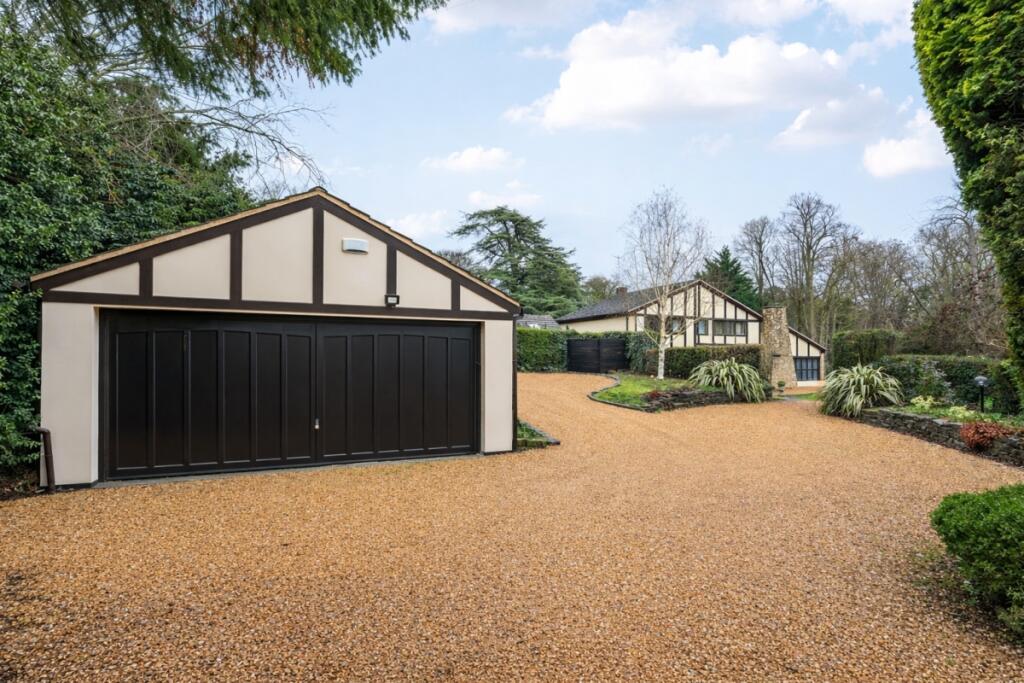 5 bed Detached for rent in Warwick. From Hamptons - Stratford-upon-Avon