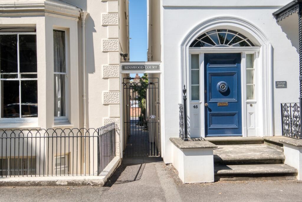 2 bed 1st Floor Flat for rent in Royal Leamington Spa. From Hamptons - Stratford-upon-Avon
