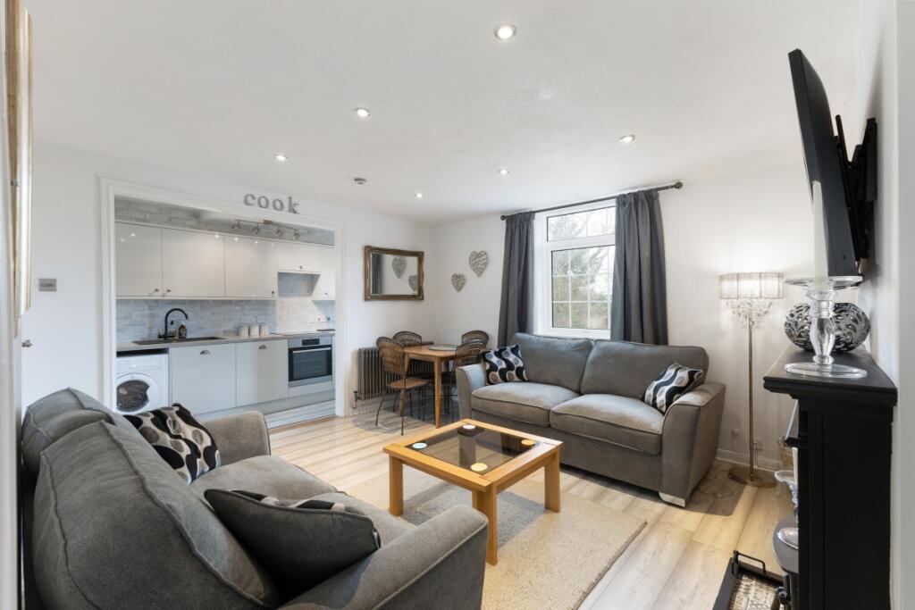 2 bed Mid Terraced House for rent in Alveston. From Hamptons - Stratford-upon-Avon