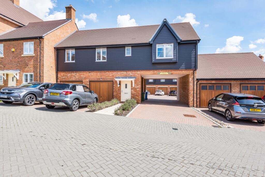 3 bed 1st Floor Flat for rent in Newell Green. From Hamptons - Sunningdale 3 bed 1st Floor Flat for rent in Newell Green. From Hamptons - Sunningdale