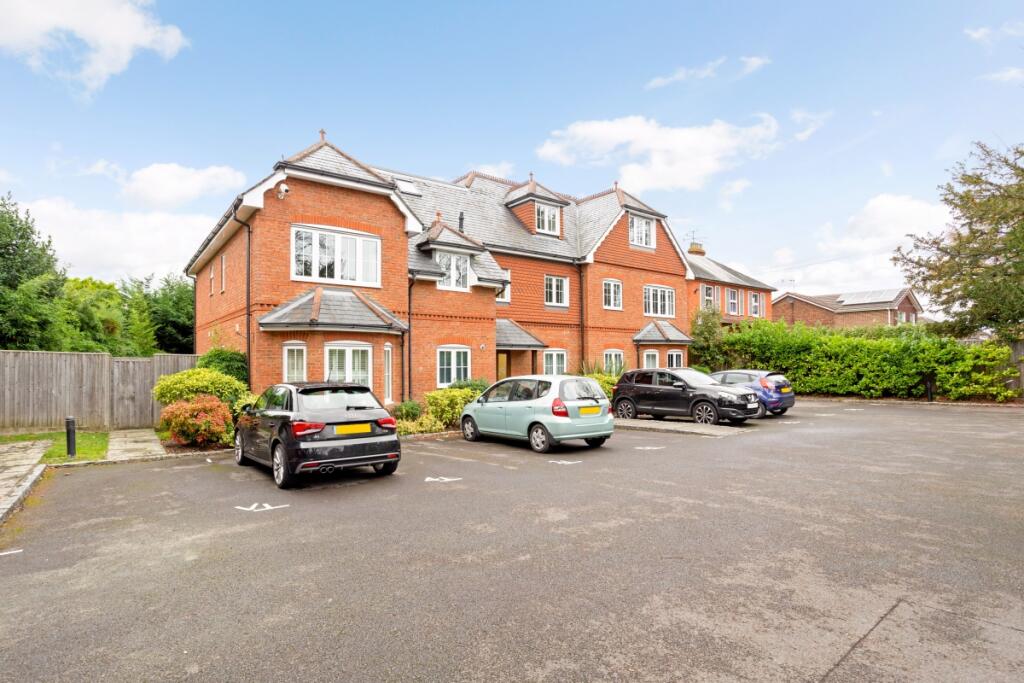 2 bed 1st Floor Flat for rent in Barkham. From Hamptons - Sunningdale