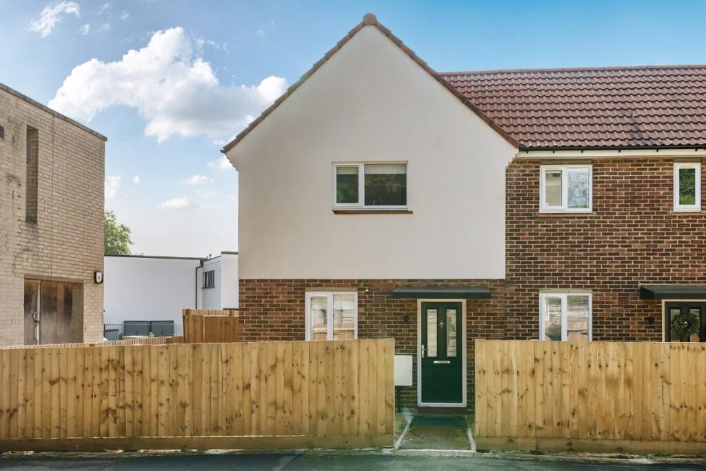 2 bed End of Terrace for rent in Windsor. From Hamptons - Windsor