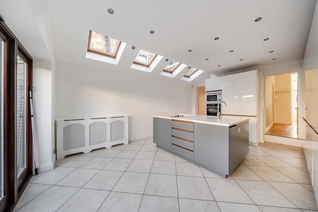 4 bed Mid Terraced House for rent in Windsor. From Hamptons - Windsor