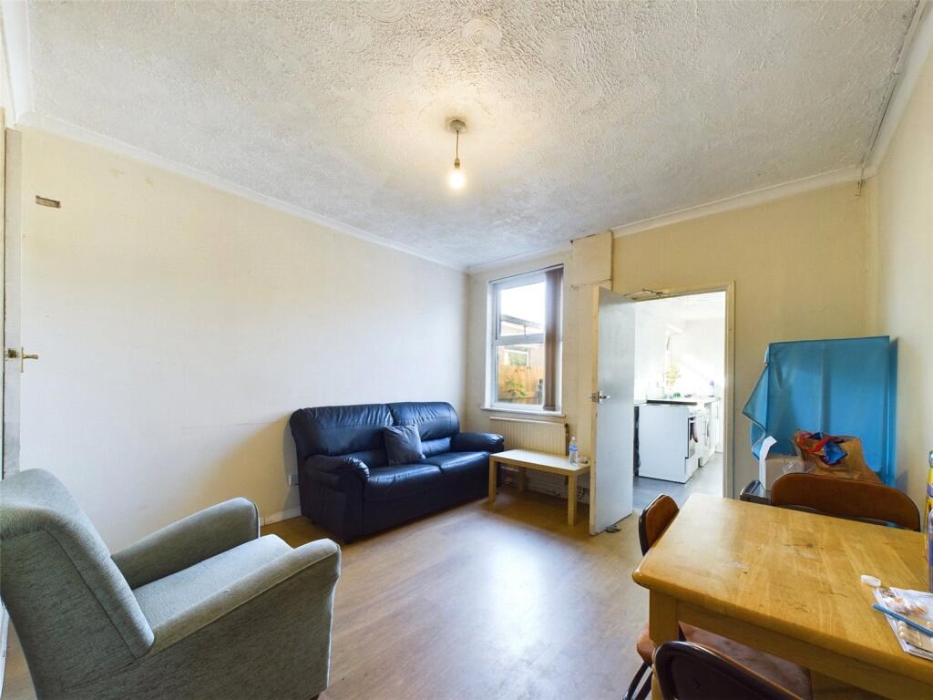 4 bed Mid Terraced House for rent in Beeston. From Whitegates - Nottingham