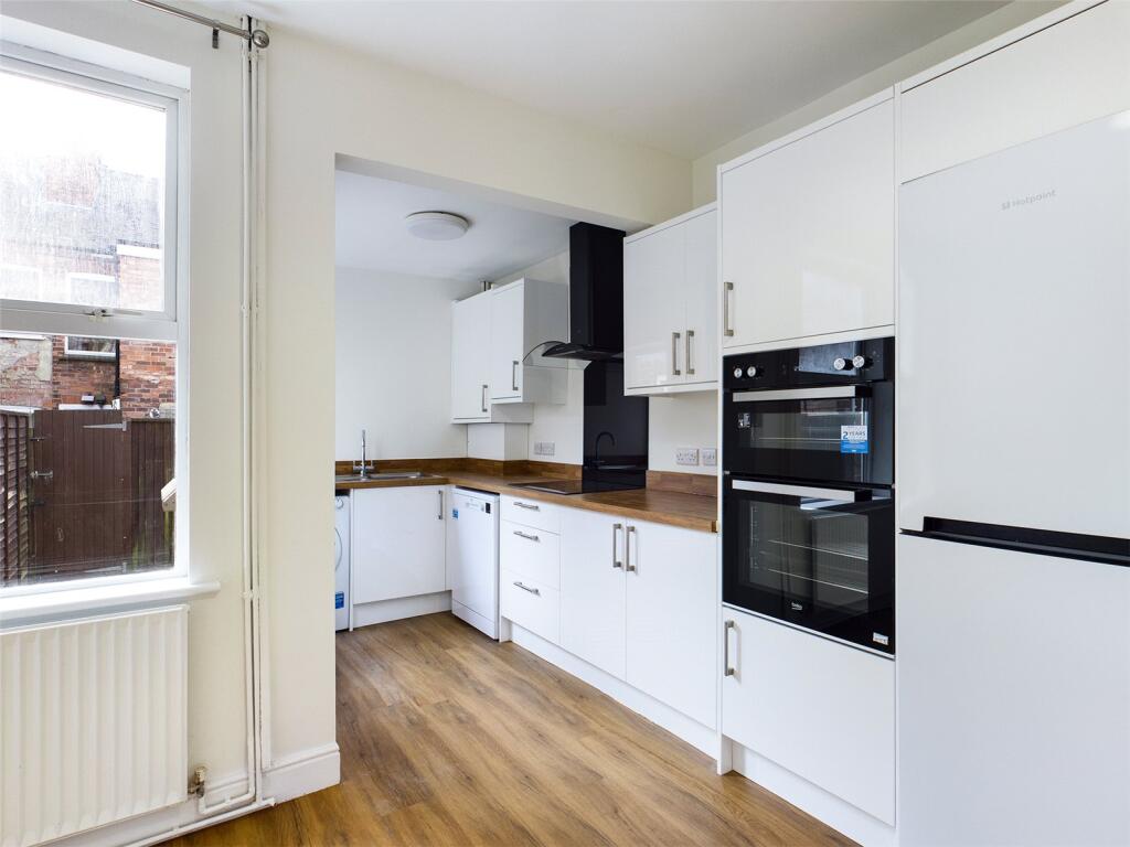 4 bed Mid Terraced House for rent in Nottingham. From Whitegates - Sherwood
