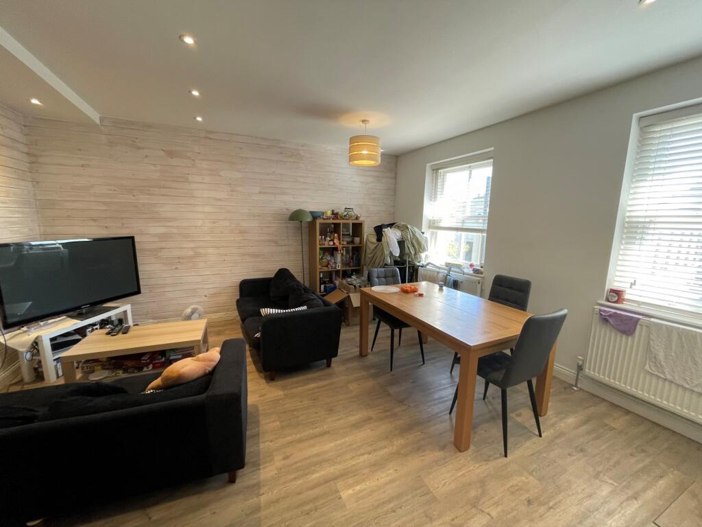 4 bed Flat for rent in Camden Town. From Alex Marks Islington