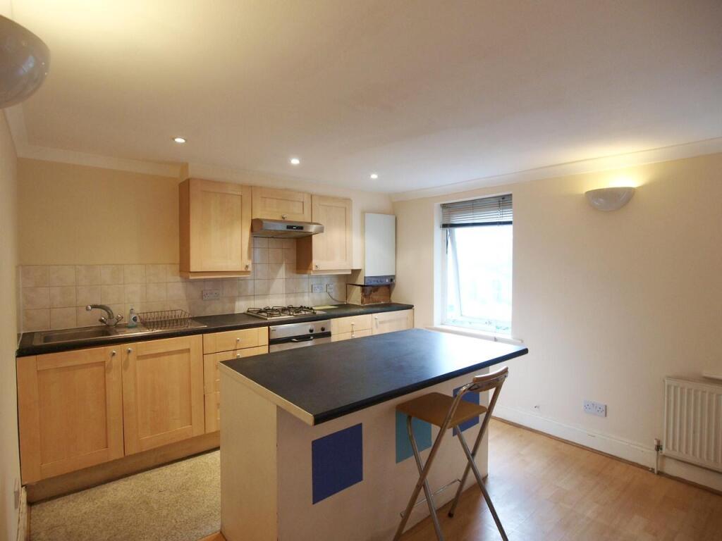 3 bed 1st Floor Flat for rent in Islington. From Alex Marks Islington
