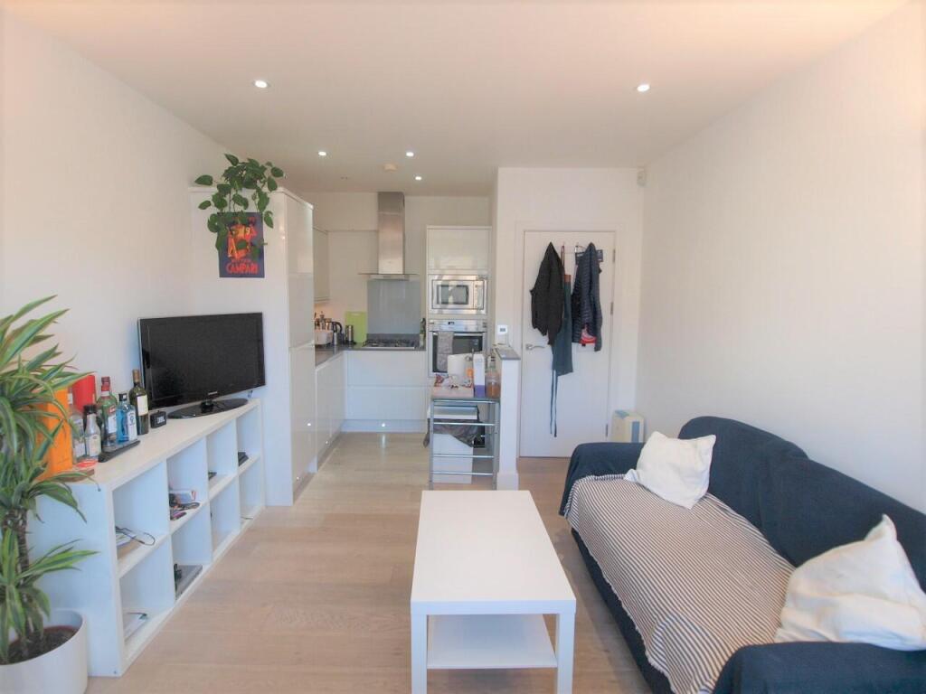 2 bed 1st Floor Flat for rent in London. From Alex Marks Islington