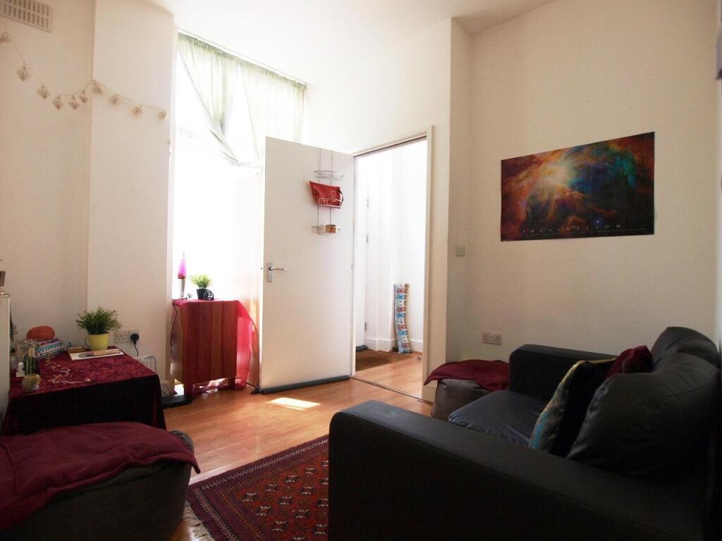 2 bed 1st Floor Flat for rent in London. From Alex Marks Islington